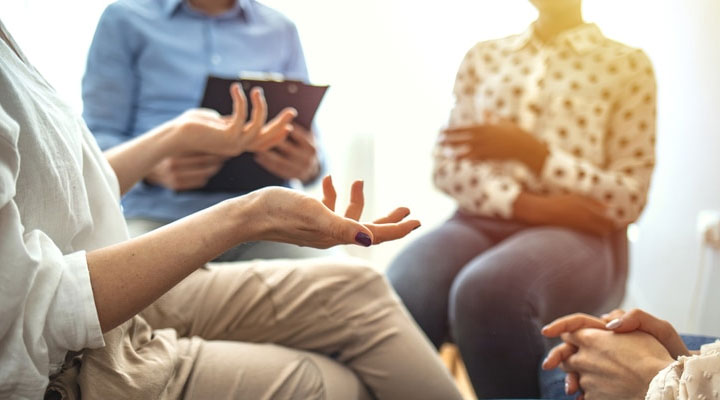 پورنوگرافی چه تأثیری بر رابطه جنسی و عاطفی دارد؟ 6 گروهدرمانی برای مقابله با اعتیاد به پورنوگرافی