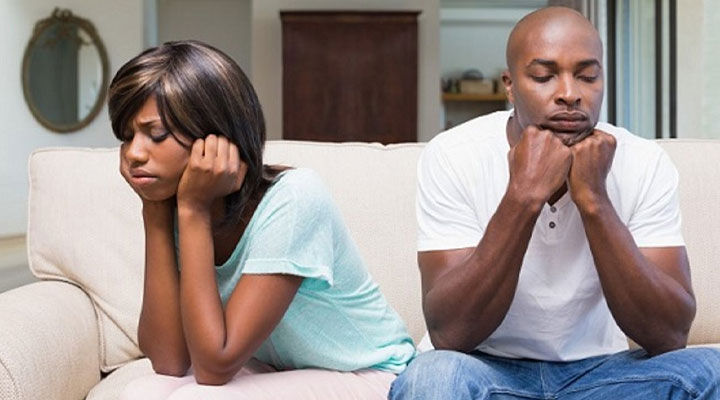 پورنوگرافی چه تأثیری بر رابطه جنسی و عاطفی دارد؟ 5 زن و شوهر در حالت قهر و ناراحتی که ممکن است ناشی از تمایل به تماشای پورنوگرافی باشد