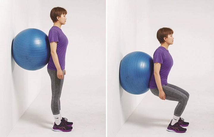 آشنایی با توپ جیم بال و مزایا آن + حرکات ورزشی برای اغاز 39 اسکوات با کمک دیوار با توپ جیم بال