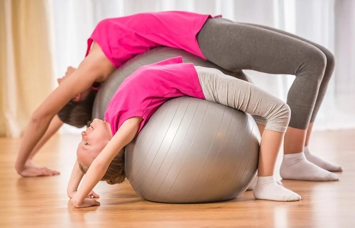 آشنایی با توپ جیم بال و مزایا آن + حرکات ورزشی برای اغاز 36 کشش عضلات شکم با توپ جیم بال