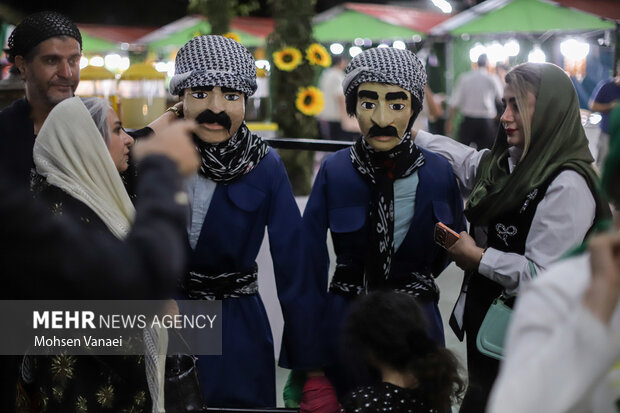 جشنواره گلاب‌گیری و صنایع دستی در پارک پرواز