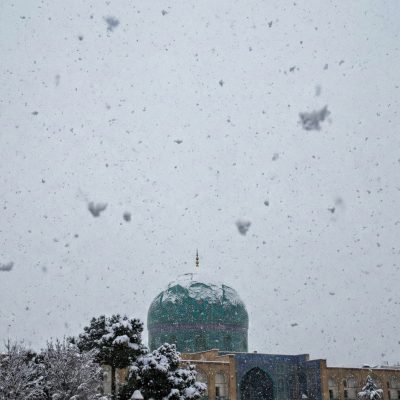 بارش برف در مسجد شیخ لطف الله اصفهان