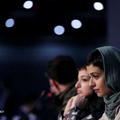به گزارش آیندگان، نمایش گزارش لیر به تهیه‌کنندگی امیرسپهر تقی‌لو از ۷ آبان در سالن دکور باغ کتاب تهران اجرا می‌شود. سوگل