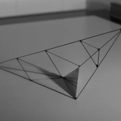 تحقق یک نظریه 40 ساله؛ ساخت یک هرم که همیشه روی یک سمت می‌افتد + ویدو