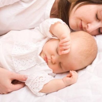 تخت مشترک مادر و نوزاد، چطور بر رشد روانی فرزند تأثیر می‌گذارد؟