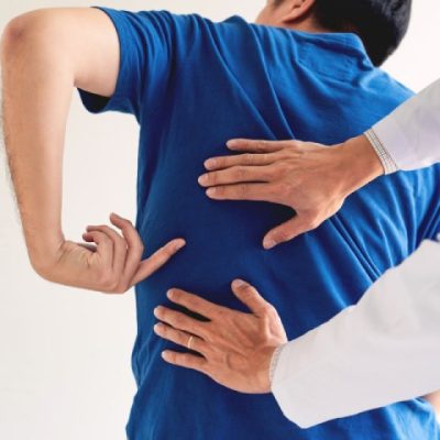 معاینه کمر فرد برای تشخیص روماتیسم ستون فقرات