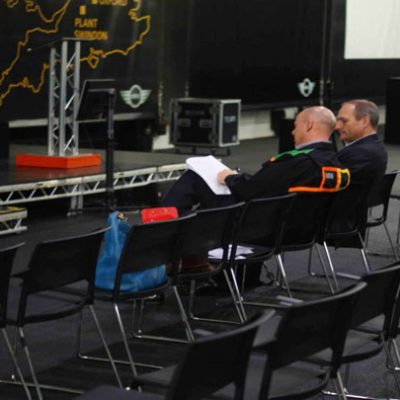 دو نفر در حال برنامه‌‌ریزی برای اجرای رویداد