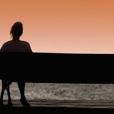 مصرف جبرانی: راهی پیچیده برای شکست دادن تنهایی