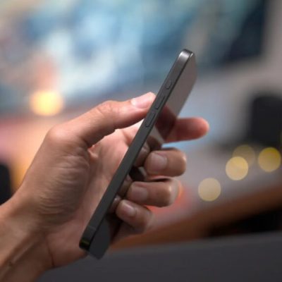 نمایشگرهای آیفون برای کنترل هزینه‌های تولید، یک کد QR مخفی دارند