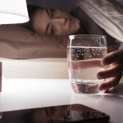 فواید و مضرات نوشیدن آب قبل از خواب