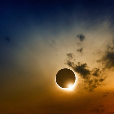 کسوف، اعتدالین و ابرماه همه در یک روز رخ می‌دهند